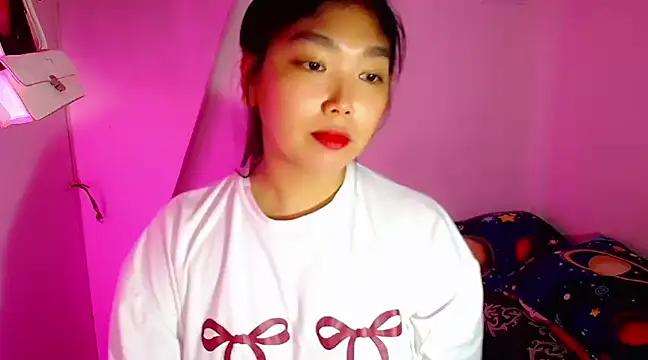 Snapshot of TR4NSCUTI3 chatting on February 2025 09:48:01 PM TR4NSCUTI3 online show from February 2025 09:48:01 PM