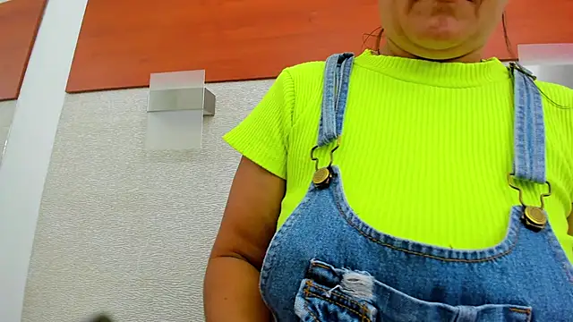 Snapshot of allice_green chatting on November 2025 01:03:02 AM allice green online show from November 2025 01:03:02 AM