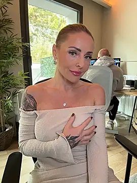 EmaSalis online show from November 2025 11:09:01 AM