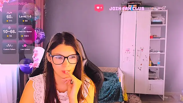 Snapshot of MollyLollipop chatting on October 2025 06:37:01 AM MollyLollipop online show from October 2025 06:37:01 AM