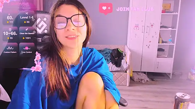 Snapshot of MollyLollipop chatting on October 2025 07:10:02 AM MollyLollipop online show from October 2025 07:10:02 AM