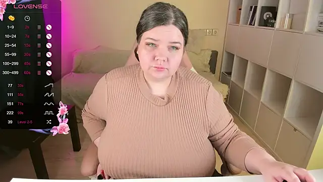 Snapshot of PlumPie chatting on September 2025 04:56:01 PM PlumPie online show from September 2025 04:56:01 PM