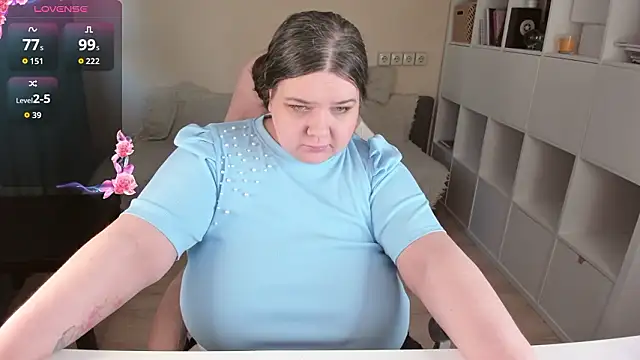 Snapshot of PlumPie chatting on March 2026 06:18:01 AM PlumPie online show from March 2026 06:18:01 AM