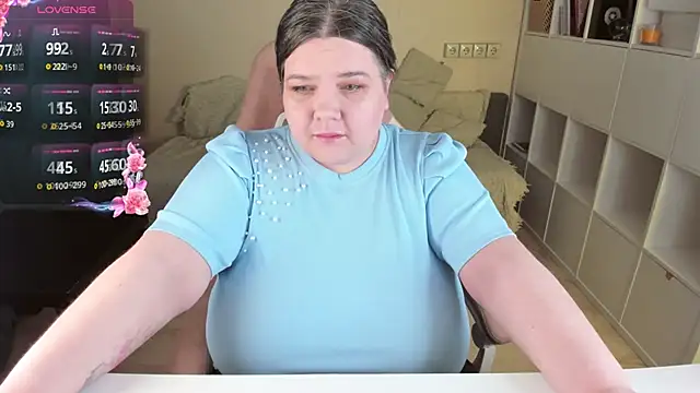 Snapshot of PlumPie chatting on April 2026 06:12:01 PM PlumPie online show from April 2026 06:12:01 PM