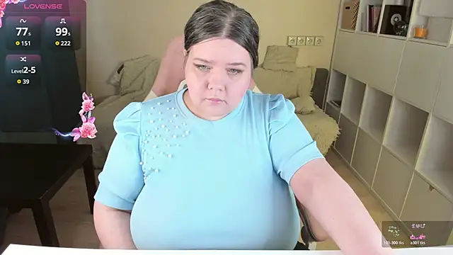 Snapshot of PlumPie chatting on April 2026 04:19:01 PM PlumPie online show from April 2026 04:19:01 PM