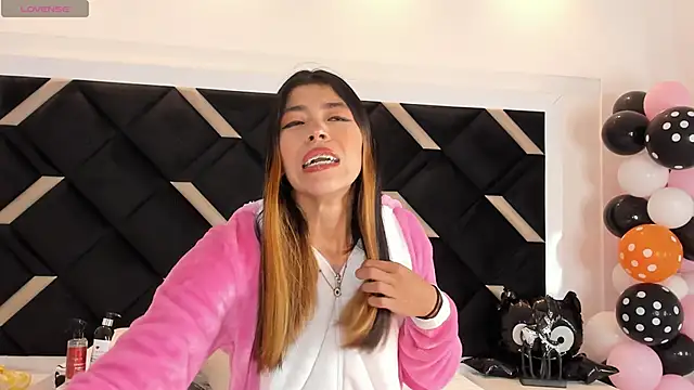 Girl Cherry online show from October 2025 11:32:02 AM