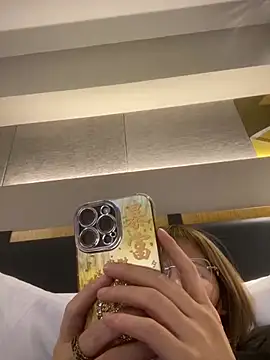 Snapshot of S00 chatting on January 2025 03:51:02 AM S00 online show from January 2025 03:51:02 AM