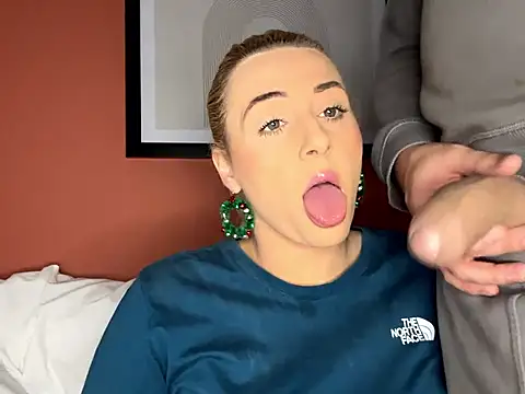 Snapshot of Strongqueen chatting on December 2024 08:49:02 PM Strongqueen online show from December 2024 08:49:02 PM