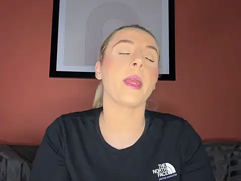 Snapshot of Strongqueen chatting on December 2024 05:31:02 PM Strongqueen online show from December 2024 05:31:02 PM