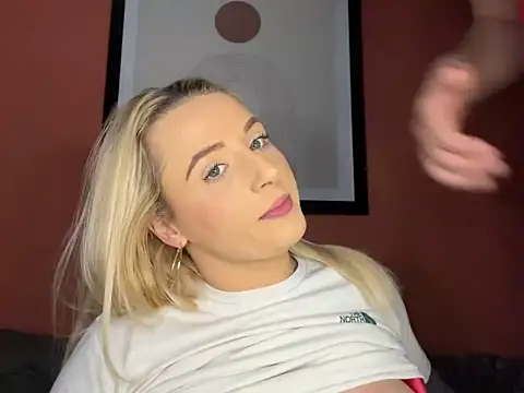 Snapshot of Strongqueen chatting on December 2024 12:27:01 AM Strongqueen online show from December 2024 12:27:01 AM