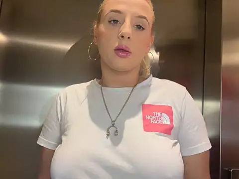 Snapshot of Strongqueen chatting on January 2025 05:26:01 PM Strongqueen online show from January 2025 05:26:01 PM