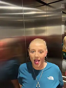 Snapshot of Strongqueen chatting on January 2025 11:41:01 PM Strongqueen online show from January 2025 11:41:01 PM