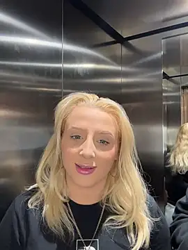 Snapshot of Strongqueen chatting on January 2025 09:10:01 PM Strongqueen online show from January 2025 09:10:01 PM