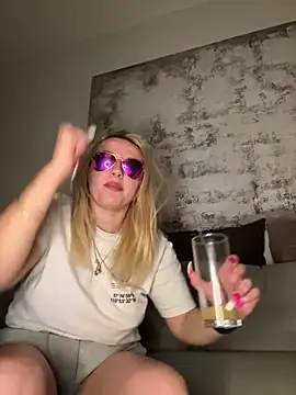 Snapshot of Strongqueen chatting on January 2025 10:24:01 PM Strongqueen online show from January 2025 10:24:01 PM