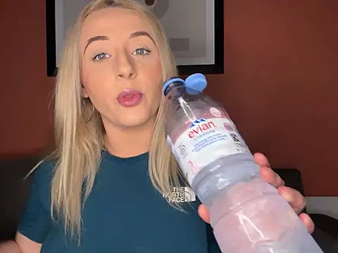 Snapshot of Strongqueen chatting on March 2025 12:22:02 AM Strongqueen online show from March 2025 12:22:02 AM