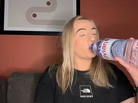 Snapshot of Strongqueen chatting on March 2025 11:18:02 PM Strongqueen online show from March 2025 11:18:02 PM