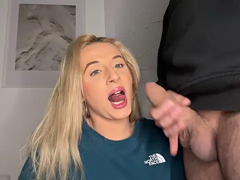 Snapshot of Strongqueen chatting on March 2025 10:39:02 PM Strongqueen online show from March 2025 10:39:02 PM