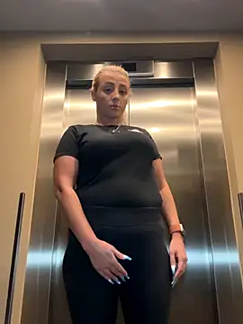 Snapshot of Strongqueen chatting on September 2025 09:18:01 PM Strongqueen online show from September 2025 09:18:01 PM