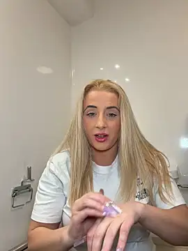 Snapshot of Strongqueen chatting on April 2026 06:01:01 PM Strongqueen online show from April 2026 06:01:01 PM