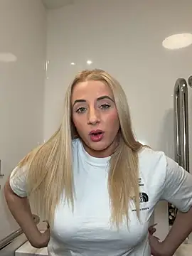 Snapshot of Strongqueen chatting on April 2026 07:18:01 PM Strongqueen online show from April 2026 07:18:01 PM