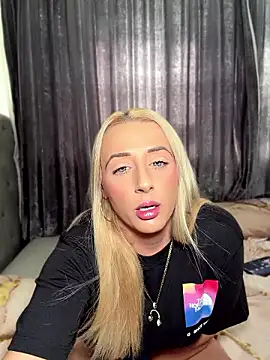 Snapshot of Strongqueen chatting on July 2026 05:11:02 PM Strongqueen online show from July 2026 05:11:02 PM