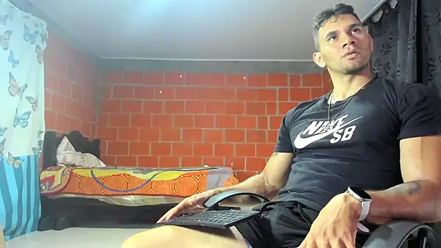 Snapshot of GendersonFit chatting on May 2026 12:28:02 AM GendersonFit online show from May 2026 12:28:02 AM