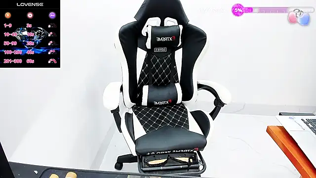 Snapshot of Naughty--asian chatting on October 2025 03:59:02 AM Naughty--asian online show from October 2025 03:59:02 AM