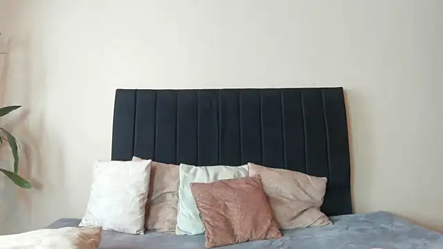 Isa And Natasha online show from February 2025 03:30:01 PM