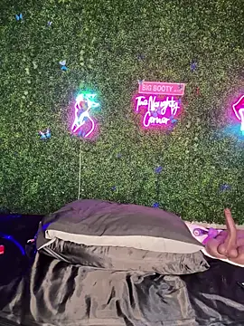 Snapshot of ThickAssRena chatting on April 2026 01:41:01 PM ThickAssRena online show from April 2026 01:41:01 PM