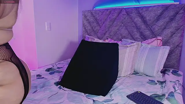 Snapshot of emmajohnss chatting on November 2025 04:02:02 AM emmajohnss online show from November 2025 04:02:02 AM