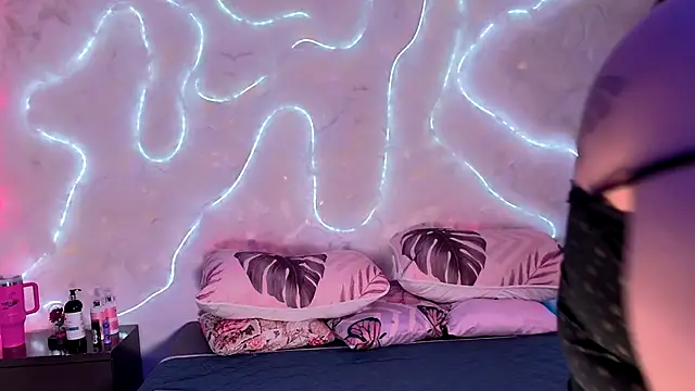 emmajohnss online show from December 2025 05:13:01 AM