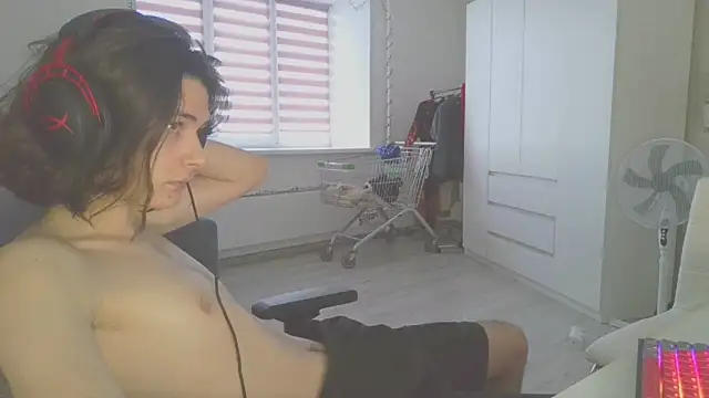 Snapshot of CandyChell chatting on December 2024 05:48:01 AM CandyChell online show from December 2024 05:48:01 AM