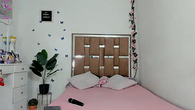 Snapshot of kendall-ewers chatting on April 2026 01:03:01 AM kendall-ewers online show from April 2026 01:03:01 AM