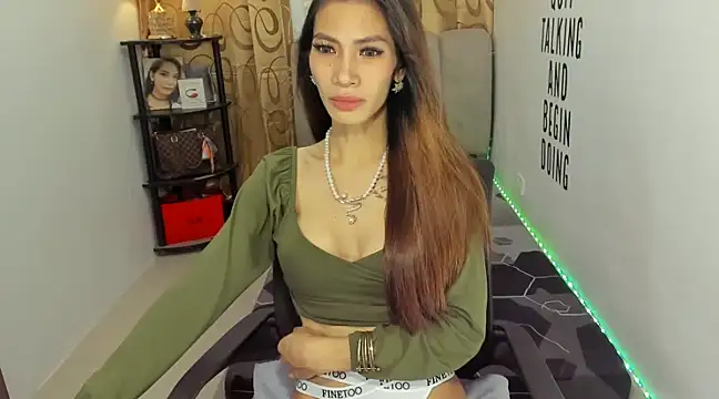 Snapshot of Trixie_Mattel21 chatting on December 2024 11:13:02 PM Trixie Mattel21 online show from December 2024 11:13:02 PM