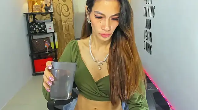 Snapshot of Trixie_Mattel21 chatting on December 2024 01:58:01 AM Trixie Mattel21 online show from December 2024 01:58:01 AM