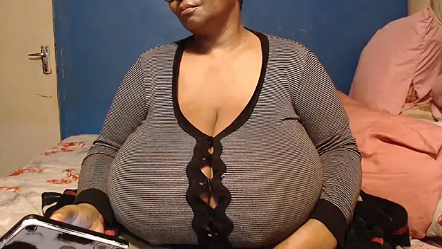 Snapshot of CUTEFIRMMELONSS chatting on October 2025 03:45:01 AM CUTEFIRMMELONSS online show from October 2025 03:45:01 AM