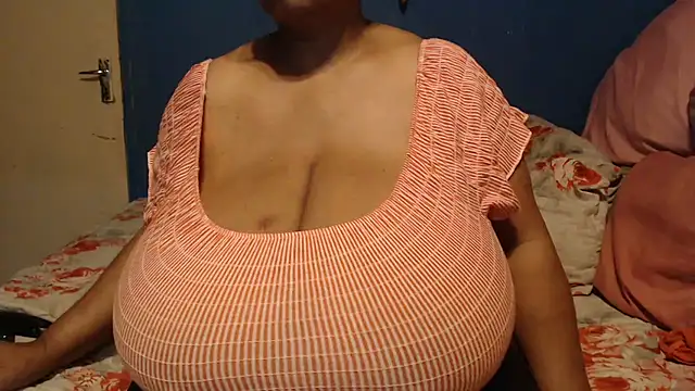 Snapshot of CUTEFIRMMELONSS chatting on October 2025 08:30:02 PM CUTEFIRMMELONSS online show from October 2025 08:30:02 PM