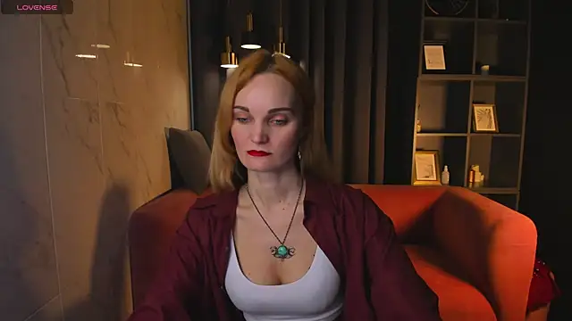 Snapshot of SaraSubtlety chatting on December 2025 01:28:02 PM SaraSubtlety online show from December 2025 01:28:02 PM