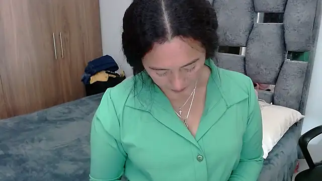 Snapshot of sara_hott_1 chatting on December 2024 06:43:02 PM sara hott 1 online show from December 2024 06:43:02 PM