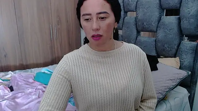Snapshot of sara_hott_1 chatting on January 2025 10:35:02 PM sara hott 1 online show from January 2025 10:35:02 PM