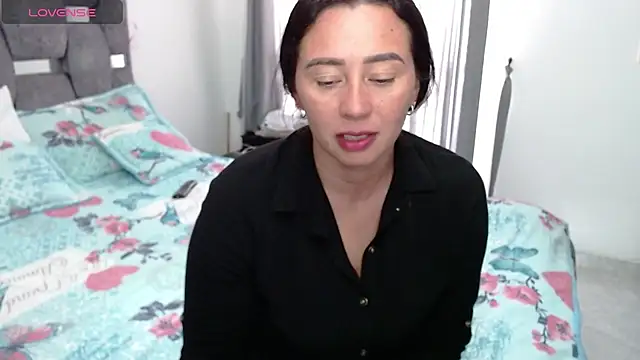 Snapshot of sara_hott_1 chatting on October 2025 07:33:01 PM sara hott 1 online show from October 2025 07:33:01 PM