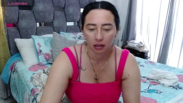Snapshot of sara_hott_1 chatting on October 2025 04:37:01 PM sara hott 1 online show from October 2025 04:37:01 PM