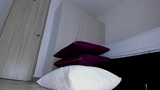 Skarleth69 online show from November 2025 02:12:01 AM