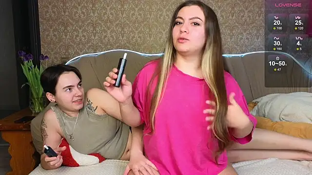 Snapshot of twobabesweet chatting on March 2025 03:59:02 AM twobabesweet online show from March 2025 03:59:02 AM