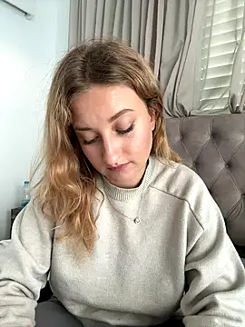 Snapshot of MileySummer chatting on November 2025 01:36:01 PM MileySummer online show from November 2025 01:36:01 PM