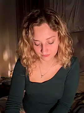 Snapshot of MileySummer chatting on November 2025 04:22:02 PM MileySummer online show from November 2025 04:22:02 PM