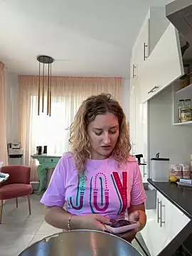 Snapshot of MileySummer chatting on December 2025 09:14:01 AM MileySummer online show from December 2025 09:14:01 AM