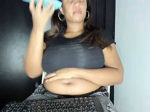 Snapshot of ashanty_1012 chatting on January 2025 11:59:02 PM ashanty 1012 online show from January 2025 11:59:02 PM