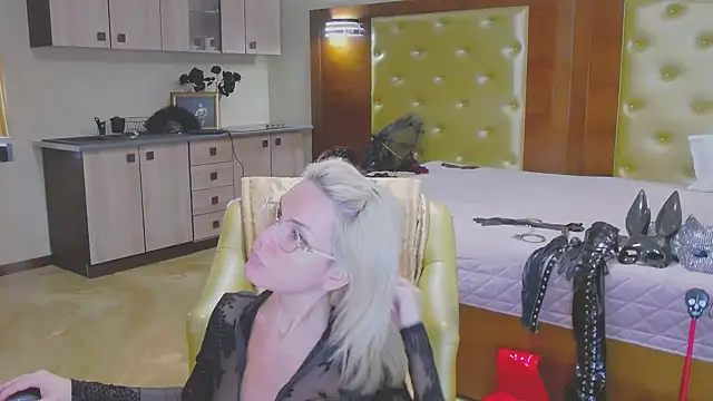 Snapshot of DomCaprisse chatting on October 2025 11:11:01 AM DomCaprisse online show from October 2025 11:11:01 AM