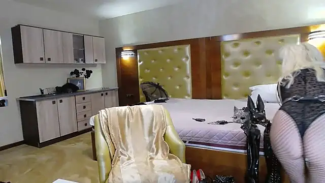 Snapshot of DomCaprisse chatting on November 2025 10:59:02 AM DomCaprisse online show from November 2025 10:59:02 AM